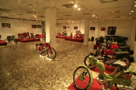 Exposición de Motos antigüas en la Universidad Poopukar de Mazarrón